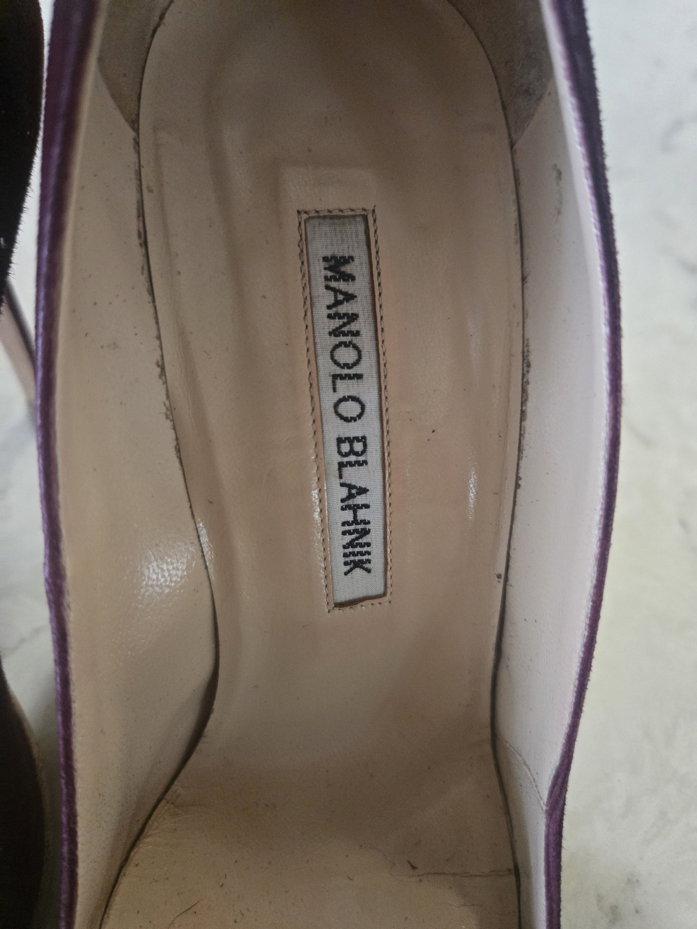 Manolo Blahnik Women's Pointed Suede Pumps in Plum 6.5 - Picture 8 of 14